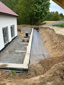 Odvodnění opěrné zdi v obci Lavičné