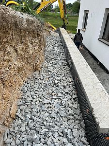 Odvodnění opěrné zdi v obci Lavičné
