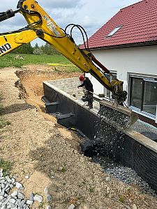 Odvodnění opěrné zdi v obci Lavičné