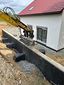 Odvodnění opěrné zdi v obci Lavičné