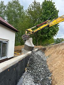 Odvodnění opěrné zdi v obci Lavičné