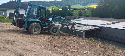 Pokládka železobetonových prefabrikovaných dílců