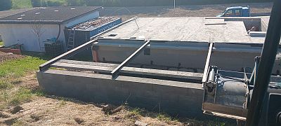 Pokládka železobetonových prefabrikovaných dílců