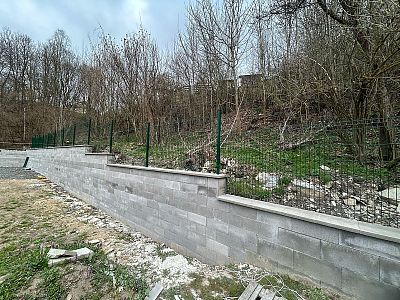 Stavba plotu z plotových panelů u rodinného domu v Rybníku