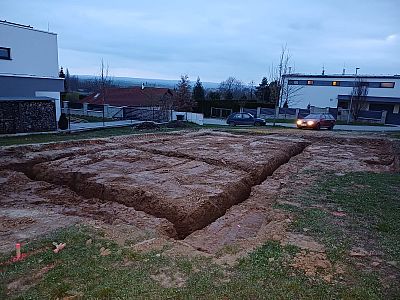Výkop základů rodinného domu v Litomyšli