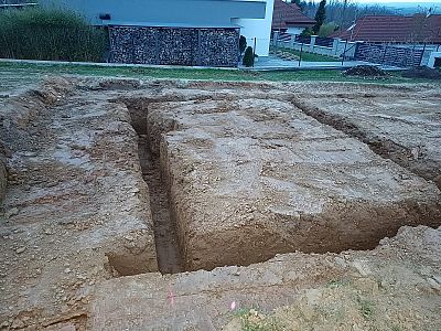 Výkop základů rodinného domu v Litomyšli