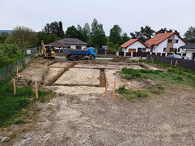 Výkop základů rodinného domu v Semaníně