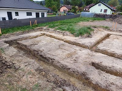Výkop základů rodinného domu v Semaníně